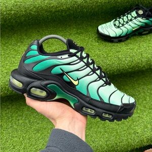Shoes Nike Air Max Plus Vapor Green Black
Brand New Men's Sneakers Size 10.5 US